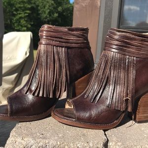 Bedstu peep toe booties